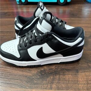 Nike Dunk Low” PANDA” women SZ 8.5